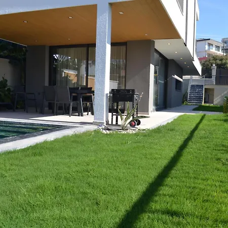 Merkez Havuzlu Odalarbanyolu Villa Cesme