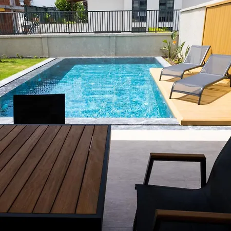 Villa Merkez Havuzlu Odalarbanyolu Cesme