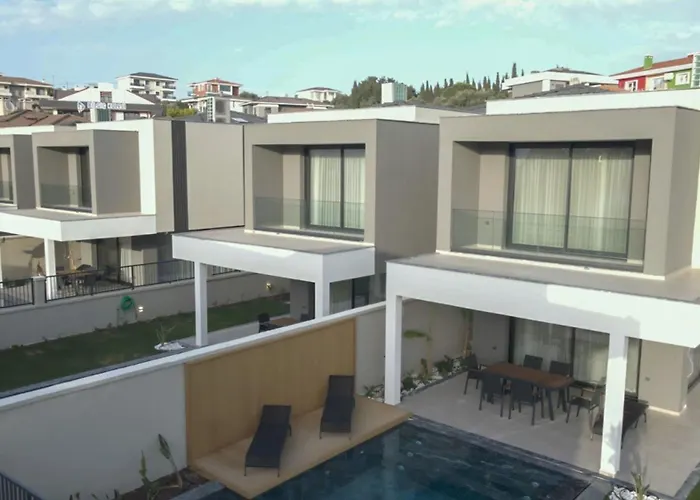 Merkez Havuzlu Odalarbanyolu Villa *