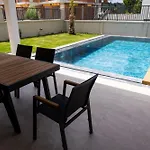 Villa Merkez Havuzlu Odalarbanyolu