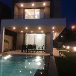 Merkez Havuzlu Odalarbanyolu Villa Cesme