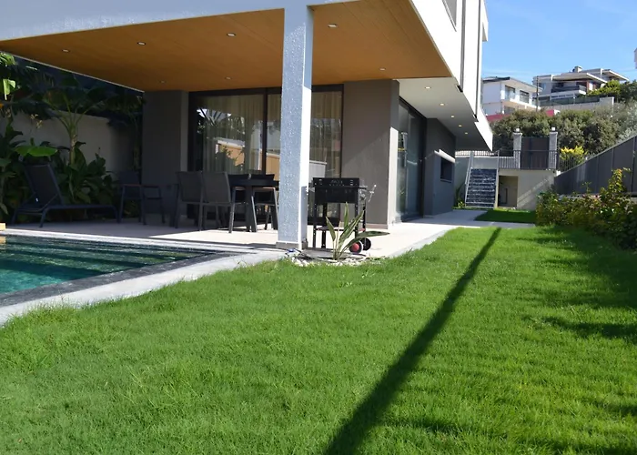 Merkez Havuzlu Odalarbanyolu Βίλα Çeşme